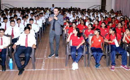 डॉ अमित सोलंकी ने स्क्रीन एडिक्शन विषय पर परिचर्चा की