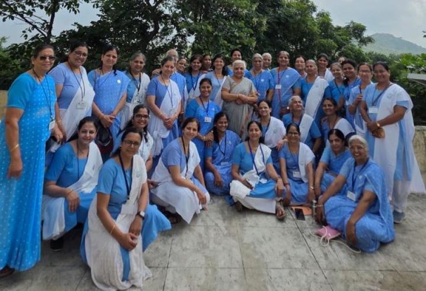 कपड़े की थैली में स्टील की बॉटल , ग्लास और रुमाल : जनक दीदी का कमाल  