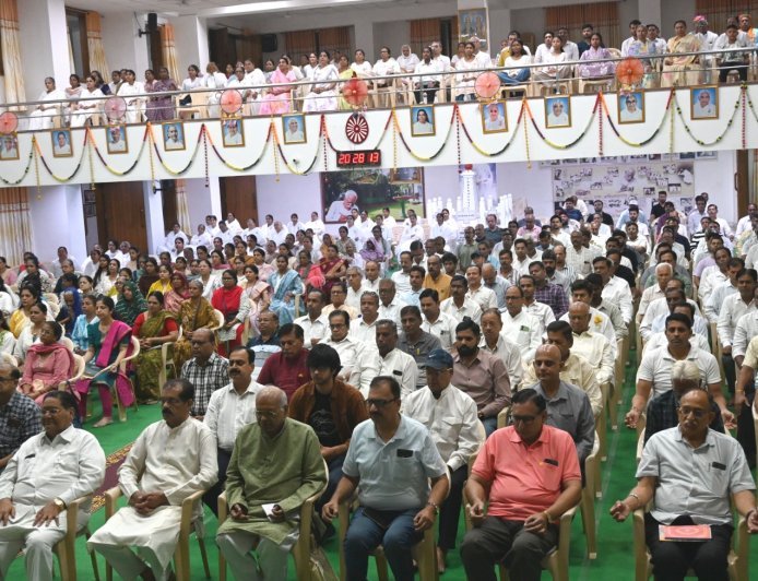 वर्तमान समय हर एक मनुष्य के मन में अनेक उलझनें है, जीवन में नई-नई चुनौतियां हैं, समस्याएं हैं लेकिन जहां समस्या है वहां समाधान भी है