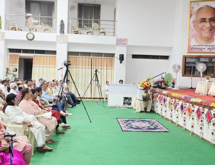 खुश रहने के लिए सदा परमात्मा का धन्यवाद करें"- ब्रह्माकुमारी वीणा दीदी